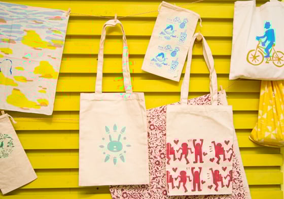 自己的帆布袋自己設計！化身手作派文青的來趣印花課 印花樂、來趣窩課、手作、文青、diy、設計、趣味、印花、絹印、大稻埕、花布、提袋、小學堂