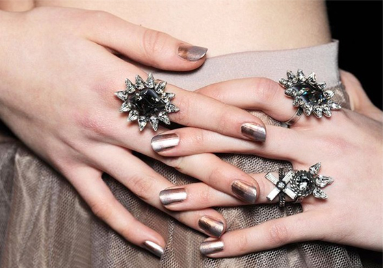 歐美女生最近都在擦這個！質感超高的微霧感金屬色指彩 微霧感、霧面、金屬色、metallic、nail