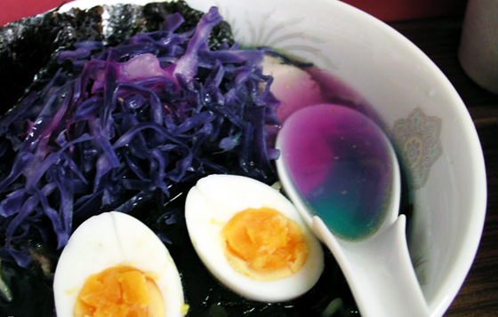 這碗魔幻藍色拉麵你敢吃嗎？甜鹹口味都有的東京彩色拉麵店！ 東京、藍色、拉麵、可可亞、冰淇淋