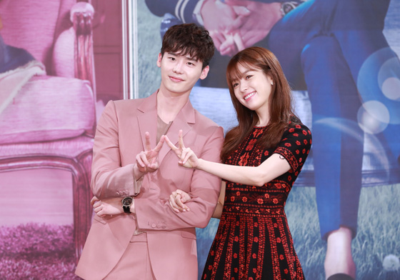 李鍾碩竟嫌和韓孝周親密戲太多！《W-兩個世界》發表會直擊 W兩個世界、韓孝周、李鍾碩、鄭大胤、李太奐