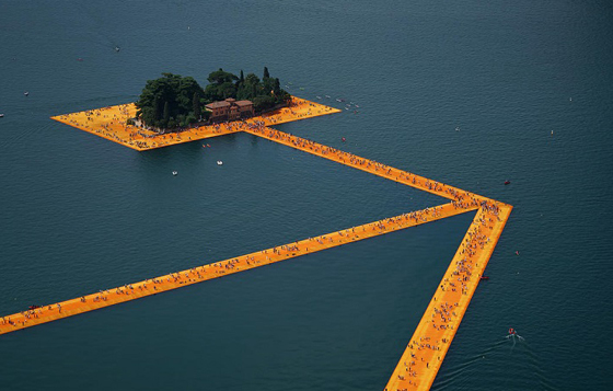 不用學輕功也能水上漂的藝術計畫？這對藝術家夫婦替世界都穿上了金裝！ Christo Javacheff、Jeanne Claude、The Floating Piers、義大利、漂浮