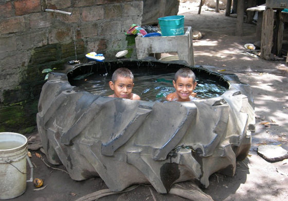 只要有心，任何東西都可以變泳池！瘋狂網友自製的超簡便游泳池 游泳池、惡搞、DIY、瘋狂、卡車