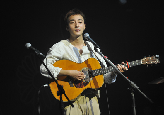 一起捕捉野生「蒙面歌王」！Roy Kim抵台消息全攻略  Roy Kim、蒙面歌王、演唱會、韋禮安、華納、金相佑