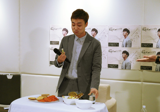 Roy Kim來台簽名不手軟！初嚐台灣零嘴面有難色是因為… Roy Kim、親和、金相佑、皮諾丘、天黑黑