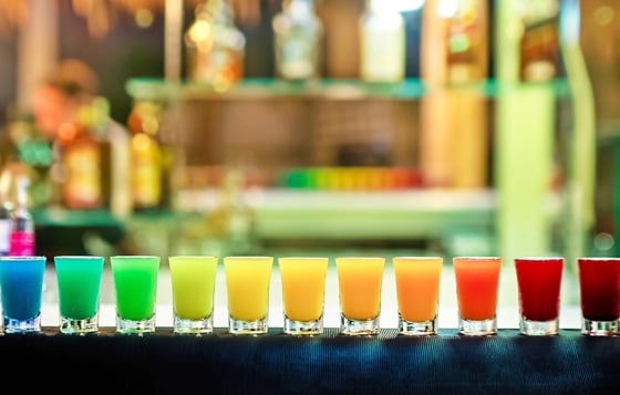 每一杯倒出來都不同顏色？超簡單的彩色調酒這樣做！ 調酒、rainbow shot、漸層、彩色、柳橙