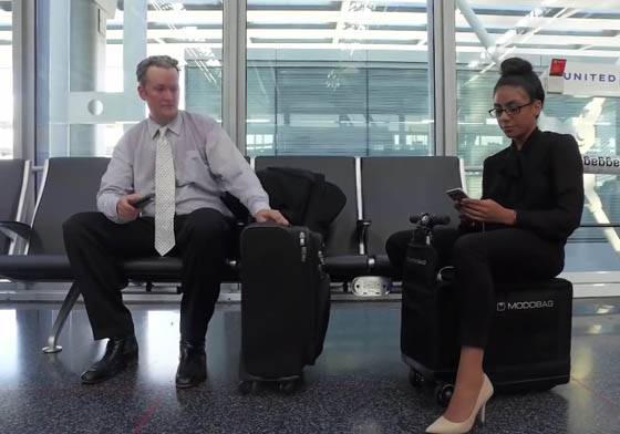 整個機場都是我的賽車道！史上最猛懶人行李箱 旅行、出國、趕飛機、行李箱、Modobag、方便