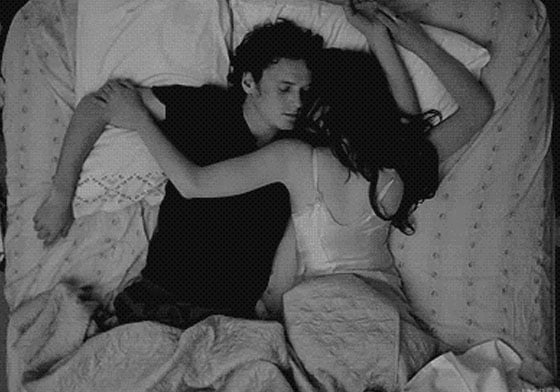 獵奇睡姿嚇壞人？6個階段揭露與愛人同床的殘酷真相    手臂枕頭、共枕眠、睡覺、真相、怪僻