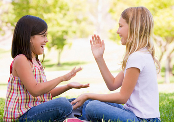 東南西北你要往哪走幾步？11個小時候在哪都能玩的雙人口訣遊戲 遊戲、兒時記趣、小時候、打發時間、左一拳右一拳