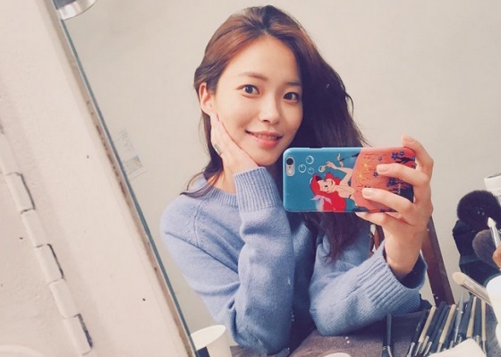 連少女時代都拿著小美人魚！HIGH CHEEKS美包讓韓妞們全淪陷啦 HIGH CHEEKS、小美人魚、迪士尼、艾莉兒、韓妞