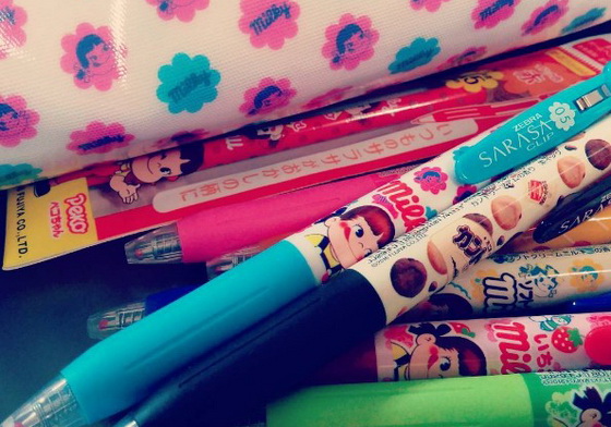 老師，我真的沒有偷吃糖果！這都是不二家口味鋼珠筆的錯！ 不二家、PEKO、糖果、零食、牛奶糖