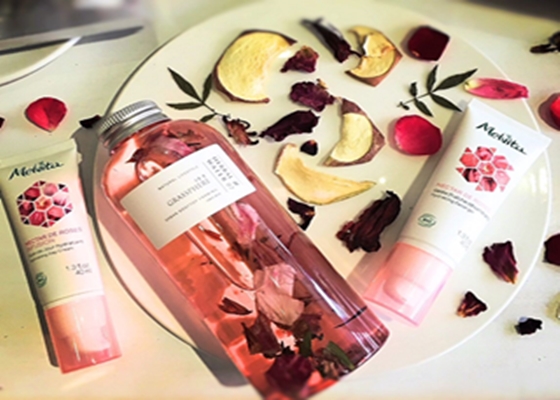 [新聞稿]蜜葳特Melvita×小草作聯名　王者玫瑰臉部系列全新升級上市 蜜葳特Melvita、小草作、聯名、玫瑰、保養、有機、法國