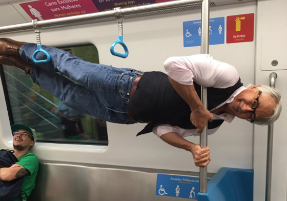 爺爺您不去比奧運真是可惜了！孫子拍「飄浮空中」的車廂照網友全瘋了 奧運、Olympic、祖孫、爺爺、體操