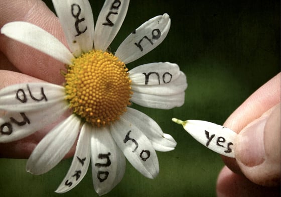 他到底是不是我的真命天子！小時候聽說過的4個簡易算命小遊戲 算命、遊戲、童年、手掌、準