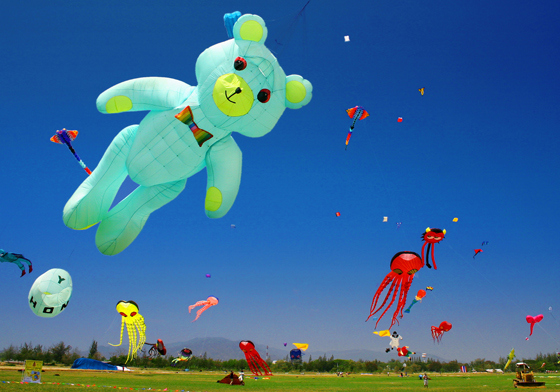 天上在辦卡通遊行？就用「巨無霸風箏」捕捉住風和眾人目光吧！ 風箏、運動、童年、巨無霸風箏、風箏節、Peter Lynn、巨龍風箏、石門國際風箏節、八爪章魚風箏、藍鯨風箏