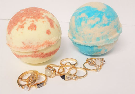 真的會跑出寶可夢耶！泡澡界的奇趣蛋能多個願望一次滿足 泡澡球、寶可夢、戒指、幸運餅乾、奇趣蛋