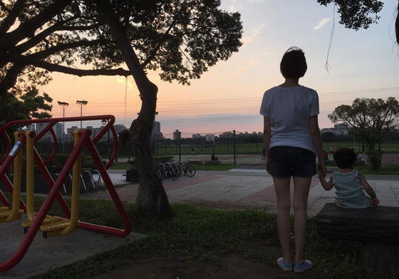 妞快報：懷孕8個月瘦成這樣合理嗎？藍正龍曬愛妻孕照驚見筷子腿 妞快報、周幼婷、藍正龍、懷孕、第二胎