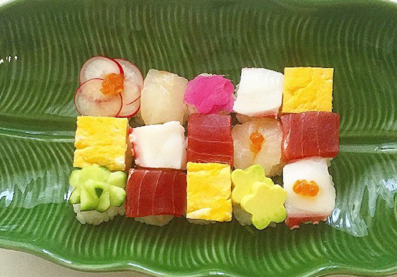 鋪、壓、切！3步驟就能做好日本超流行的馬賽克壽司 壽司、好吃、美觀、擺盤、馬賽克壽司、作法、DIY、便當