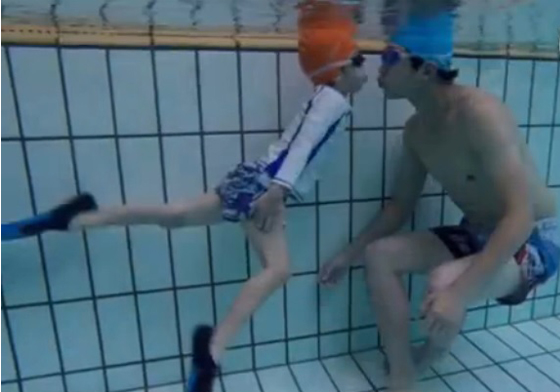 妞快報：孫儷兒竟是長腿歐巴！猶如水中蛟龍閃躲老爸親吻 妞快報、孫儷、鄧超、兒子、家人、等等、小花、霸王花、游泳、孫揚