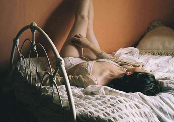 活得不像自己才是最寂寞？《孤獨女孩攝影集》揭露女孩真實面 Lonely Girls、LonelyGirlsProject、Lonely Lingerie、Lena Dunham、Jemima Kirke、內衣、孤獨女孩、藝術