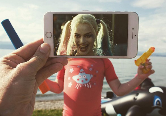 小丑女怎麼有了圓圓肚？穿越手機螢幕的錯位攝影 小丑女、Harlyn Queen、iphone、錯位攝影、Francois Dourlen、功夫熊貓、大豹、藍波、超人、蜘蛛人、小小兵、死侍、Weapon X、長髮公主、樂佩、francoisdourlen、藝術