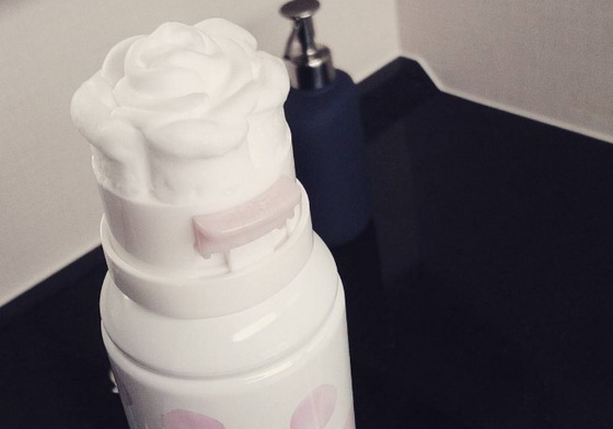 超夢幻「玫瑰泡泡」洗顏來了！洗臉機也能上粉底？驚呼不斷的本週重點美妝消息 美妝週記、倩碧、EVITA、艾薇塔、clinique
