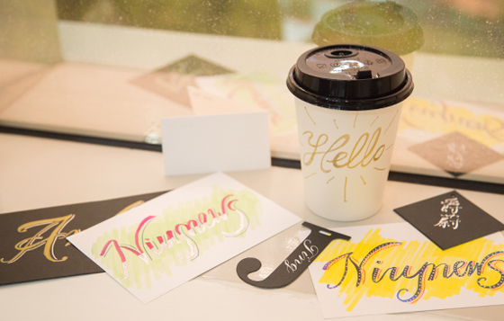 不會畫畫也能寫出一手好字！傳達心意的手寫英文字體驗課 來趣窩課、手寫字、體驗、畫畫、文青