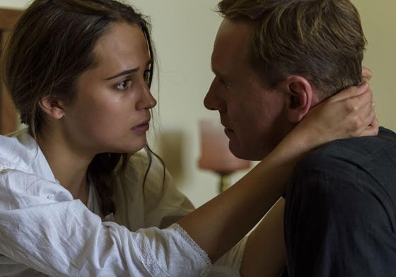 演員同居六週結果假戲真作？《為妳說的謊》3大看點 為妳說的謊、The Light Between Oceans、奧斯卡、艾莉西亞薇坎德、麥可法斯賓達