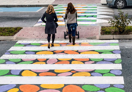 七彩斑馬線現身都市叢林！一向單調的馬路景象變得繽紛又有趣 街頭藝術、斑馬線、車體廣告、錯覺藝術、彩色斑馬線