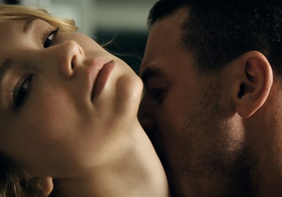 新片快報：喜歡《控制》絕不能錯過！《列車上的女孩》登場 列車上的女孩、為妳說的謊、笨賊樂盜家、已經很想妳、送子鳥、新片快報