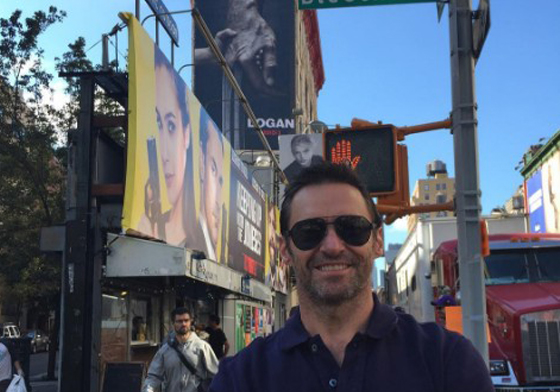 妞快報：《羅根》電影海報釋出！休傑克曼低調現身與海報合照 妞快報、休傑克曼、Hugh Jackman、金鋼狼、羅根、Logan、X戰警、電影、X man、Wolverine、退休、James Mangold