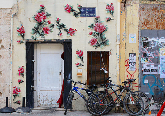 整個城市都是她的繡布！馬德里的街頭花團錦簇超浪漫 RaquelRodrigo、西班牙、馬德里、街頭藝術、十字繡、花團錦簇、浪漫、藝術