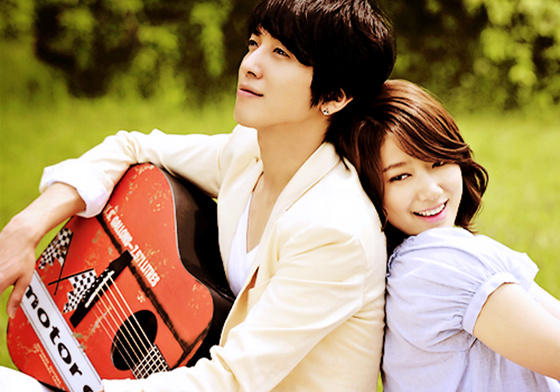 「從背後環抱教彈奏」這撩妹技巧太厲害！讓人好想擁有的吉他手男友 彈吉他、男友、吉他手、才華洋溢、少女心