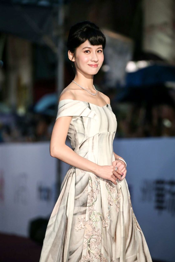 [新聞稿]小朱青穿起來就是清新又氣質！H&M禮服讓人耳目一新 連俞涵、H&M、禮服、最佳新進演員、第51屆廣播電視金鐘獎
