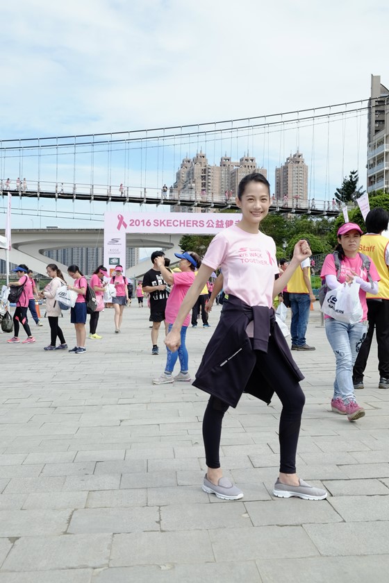 [新聞稿]粉紅絲帶公益健走浪漫又健康！簡嫚書與妞妞們一同響應乳癌防治月 乳癌、粉紅絲帶、SKECHERS、簡嫚書、女性、公益、健走