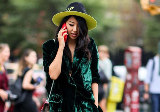 不要再說絲絨老氣了！今年秋冬擁有這6大趨勢單品就是時髦Icon 絲絨、優雅、秋冬穿搭、趨勢、必備單品、復古、街拍、連身褲、性感女人