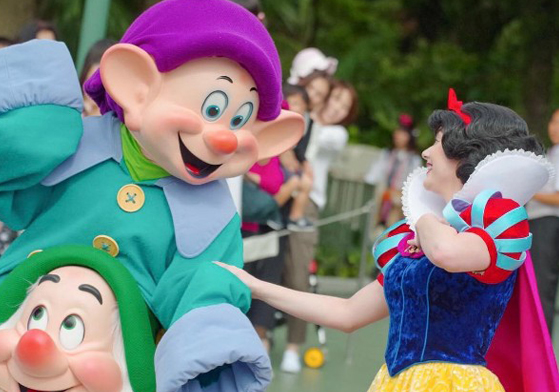 白雪公主不能用「一根手指」指東西？迪士尼樂園員工的10個秘密 迪士尼樂園、員工、員工守則、秘密、規定