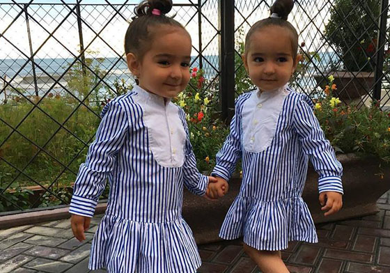 西洋版左左右右！根本複製貼上的超萌頭大大雙胞胎 Asiya & Safiya、雙胞胎、姐妹、雙子穿搭、萌、大頭、複製人、可愛