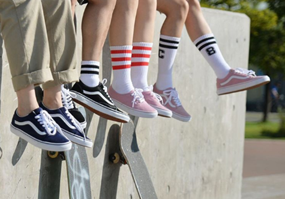 情侶鞋必敗款！韓國Vans推出期間限定粉嫩櫻花色、海軍靛藍色 情侶鞋、韓國、期間限定、vans、folder