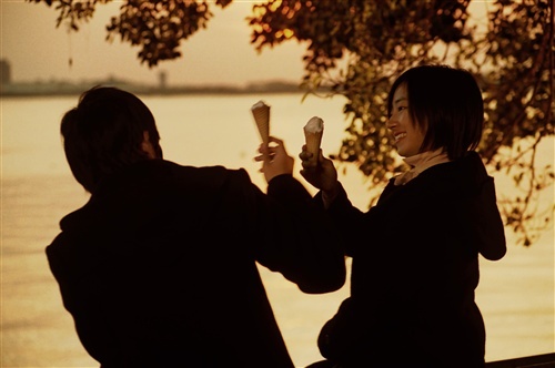 妞書僮：cheers來自法文原意是「臉」？？ 轉載自《這不是英語》<Cheers>篇 英文、英國、美國、文化、乾杯、法文、社交、酒、故事、謝謝、再見、艾琳莫爾、讀讀書