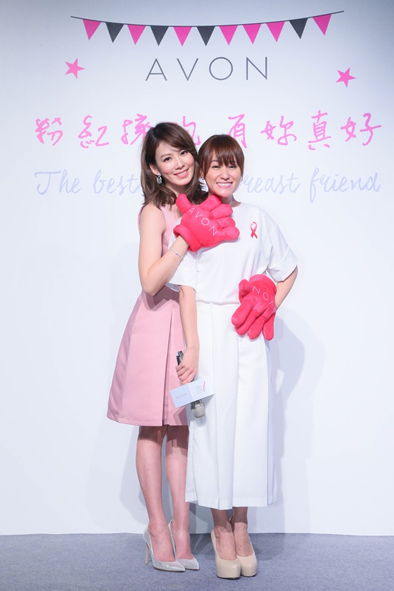 [新聞稿]Melody、海芬「親密觸摸」不害羞！「粉紅擁抱」帶動乳癌防治全新潮流 雅芳、乳癌、乳癌防治、Melody、海芬、粉紅擁抱、Avon、閨蜜、Breast hug