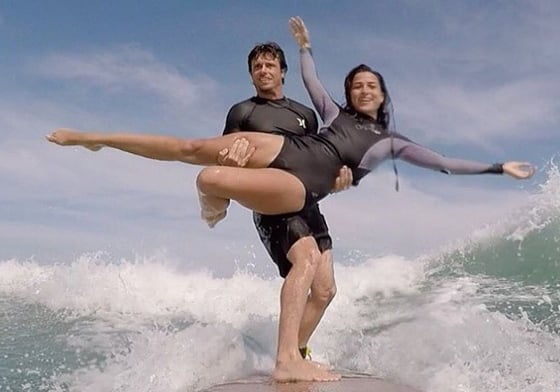 邊衝浪也要耍浪漫！巴西夫妻在衝浪板上的神特技 情侶、雙人、花式、衝浪、玩水