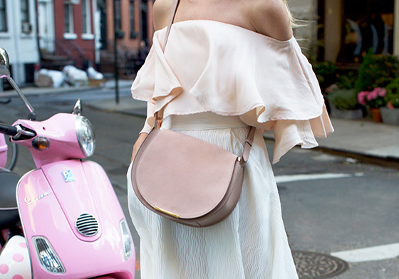 今年秋冬必備流行包型就是它！怎麼搭都100分的馬鞍包 馬鞍包、 Saddle Bag、流行、穿搭、包款