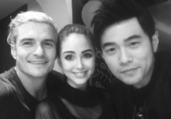 妞快報：兩大男神同框！昆凌左擁奧蘭多布魯右抱周杰倫羨煞旁人 妞快報、周杰倫、昆凌、奧蘭多布魯、OrlandoBloom、極智追擊：龍鳳劫、合照