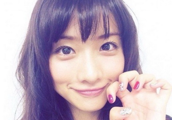 靠紅色搞定復古、性感、可人！秋冬一定要Red系指彩 指甲彩繪、指彩、美甲、指甲油、穿搭、秋冬、冬天、紅色、紅色指甲油、指彩風格、日本、復古、性感、可愛、甜美、指甲、甲彩、指尖、手指頭、色彩、色系、選色、挑色、顏色、性感、氣勢、正式、整體穿搭、妝容、整體妝容