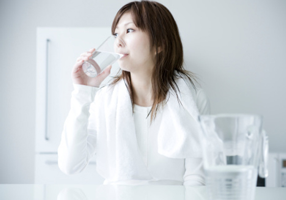 皮膚暗沉是因為你少做了這個動作！6個一早就喝水的美麗關鍵 喝水、便秘、皮膚、暗沉、光澤