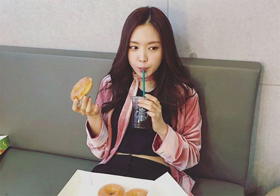 Apink即將襲台！猜猜看娜恩的機場時尚會是哪套？ Apink、娜恩、穿搭、台灣、演唱會