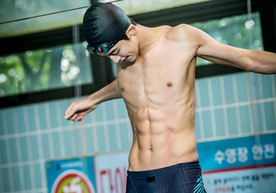 《舉重妖精金福珠》即使劇情稍嫌平淡……但為了南朋友肉體也是要追下去 舉重妖精金福珠、南柱赫、李聖經、李鐘碩、游泳