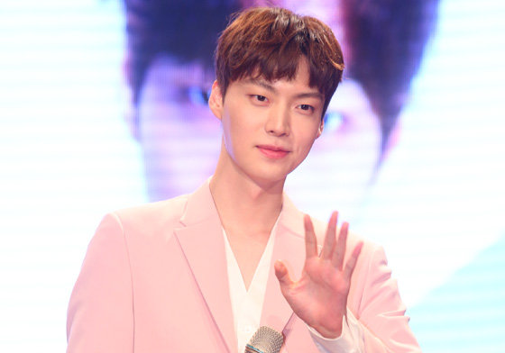 都想替具大人給人夫拍拍了 安宰賢見面會尷尬落幕 安宰賢、具惠善、粉絲見面會、blood、灰姑娘與四騎士