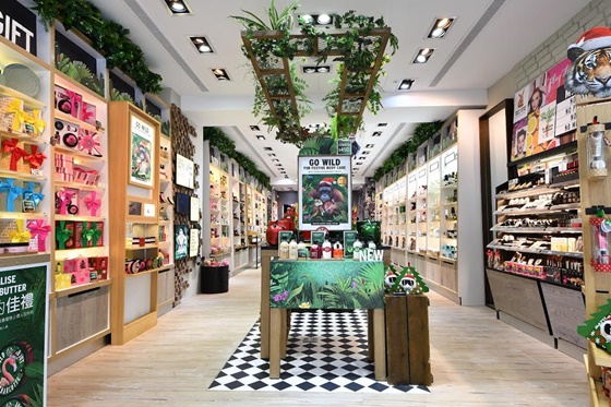 [新聞稿]狼王子張軒睿現身聖誕叢林！THE BODY SHOP全新「綠色甦活概念旗艦店」盛大開幕  張軒睿、綠色、天然、生態