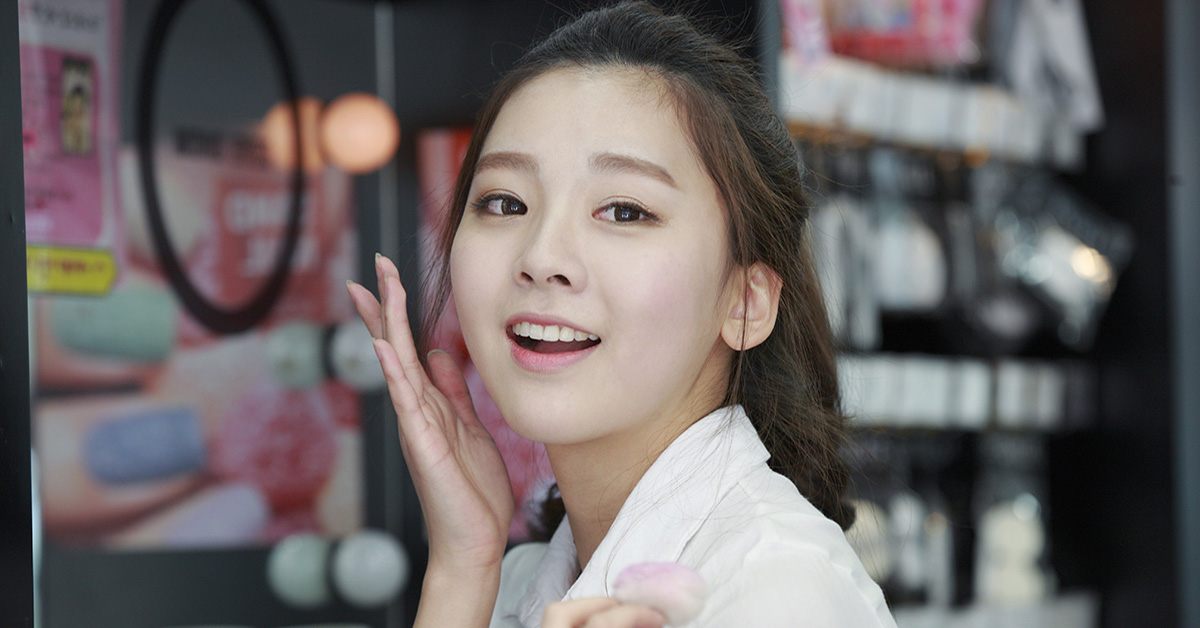 2017大勢關鍵字「#水光」！風靡韓妞的美妝新潮流妳跟上了嗎？ #水光、底妝、韓國女星、趨勢潮流、水光亮眸